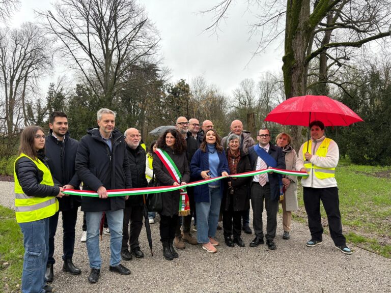 Palidano di Gonzaga, inaugurato il giardino di Villa Strozzi sotto la pioggia