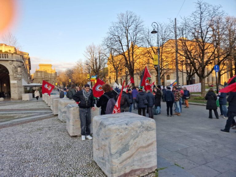 Bergamo, bandiere rosse contro il riarmo europeo