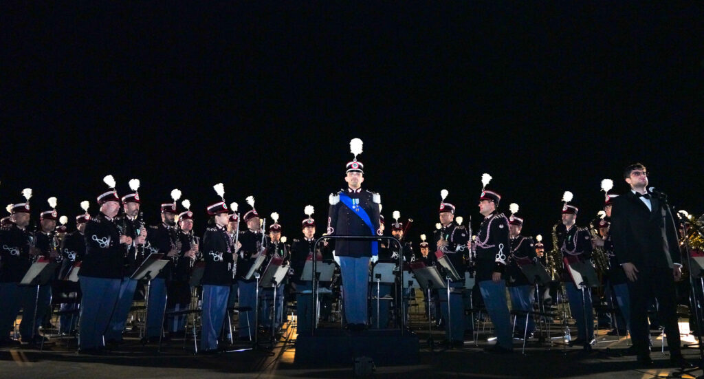 La Banda dell’Esercito accompagna il Tenore Paolo DelaI nell’esecuzione de Il Canto degli Italiani