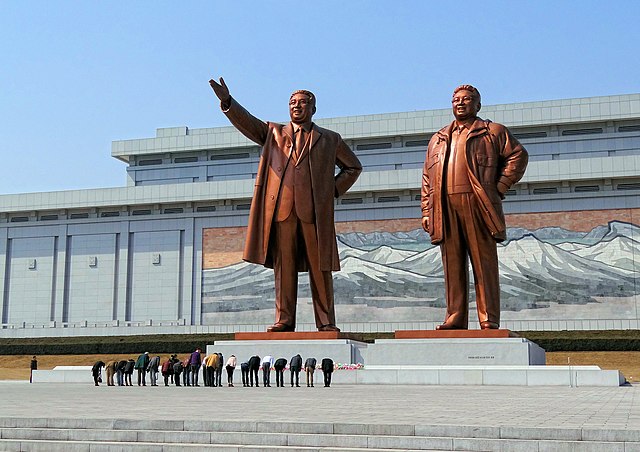 Corea del Nord, il Paese che ha inventato la necrocrazia con cariche di Stato eterne