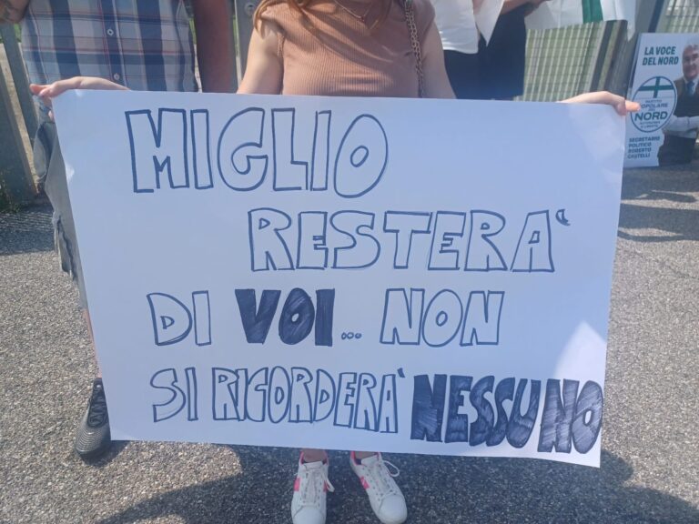 Adro, il federalismo non va in ferie: presidio di Castelli e  PPN per la rimozione del nome di Miglio dalla scuola