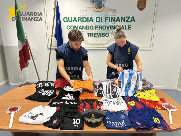 Caorle, sequestrati capi d’abbigliamento contraffatti