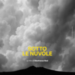 CONSIGLI DI CINEMA. “SOTTO LE NUVOLE”,  quando Napoli non è quella delle cartoline.